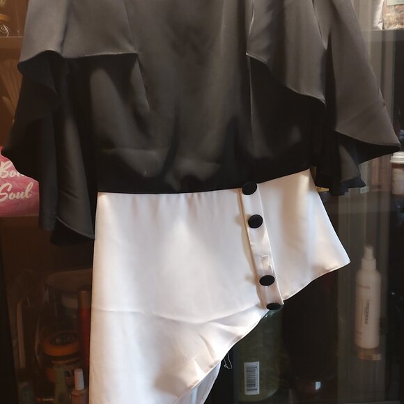 Women's Size 34 (US Size 04) "Dolce Mark) Black & White Asymmetric Hem Top - Picture 1 of 4